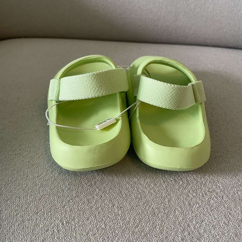 ZARA BABY/ MONOCHROMATIC RUBBERIZED SANDALS - Picture 4 of 7